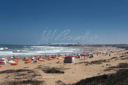 Image du Maroc Professionnelle de  La plage Ain Diab de Casablanca s'étend sur environ deux kilomètres jusqu’à l'îlot de Sidi Abderrahman avec le temps elle ne mérite plus son nom de plage populaire mais un camp de parasols et de chaises qui occupent sans vergogne l’espace maritime public et loués à des prix ahurissants ! il est presque impossible de trouver une place sur le sable sec pour faire bronzete à votre guise, Lundi  7 Juillet 2009.  (Photo / Abdeljalil Bounhar)

 